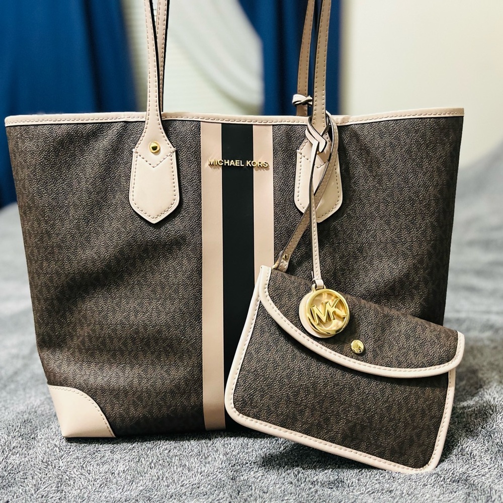 MICHAEL MICHAEL KORS
Eva Large Logo Stripe Tote Bag